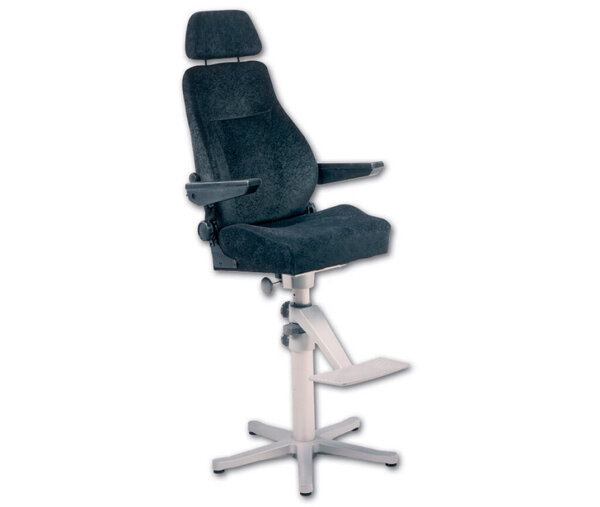 Een zeer degelijke stoel compleet met traploos verstelbare rugleuning, hoofdsteun en lendesteun. De armleggers zijn eveneens traploos verstelbaar en geheel opklapbaar. De Hollex 9009 is bekleed met sterke, zwarte stof.